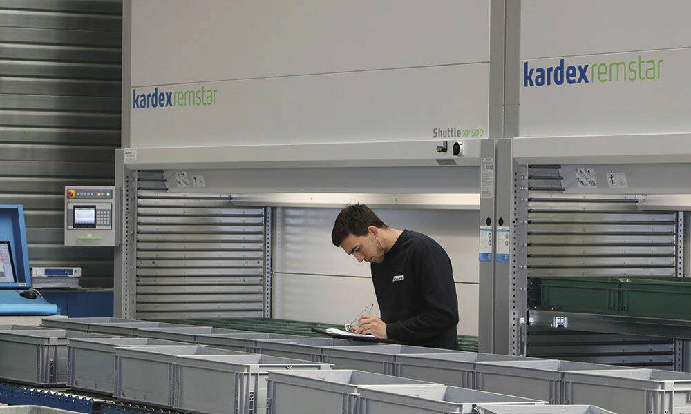 Le système de stockage automatique Kardex, un carrousel vertical, est prévu pour stocker 2 000 références.© Stauff
