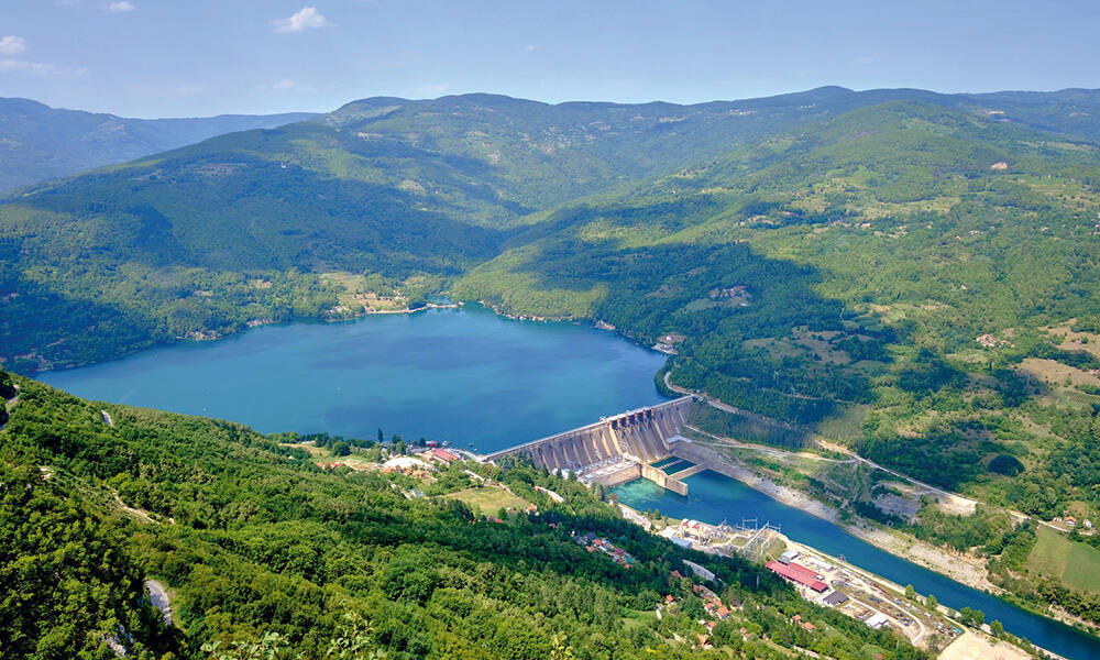 Vue aérienne de la centrale hydroélectrique réversible Bajina Basta en Serbie. © ABB
