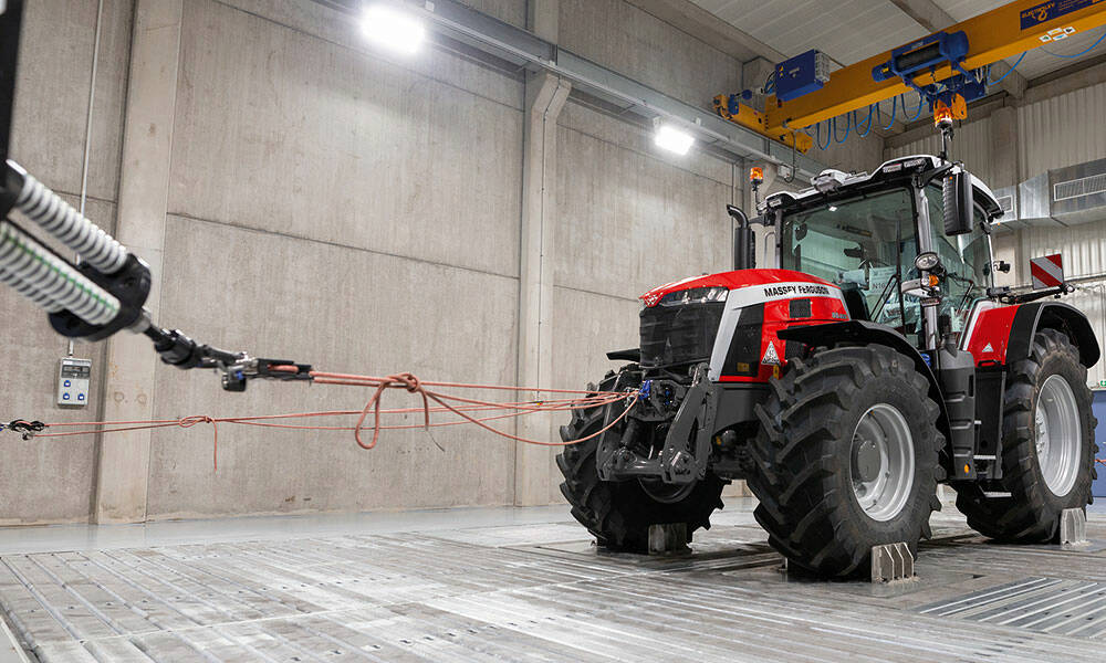 Tests de synthèse au centre d’expertise de Beauvais sur un tracteur Massey Ferguson. © Cetim/BCohen
