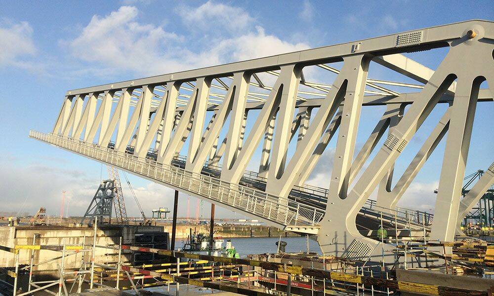 Douce Hydro et Oilgear ont pris en charge la motorisation de l’ouverture et de la fermeture de deux ponts basculants de 70 mètres de longueur et d’un poids de 4.000 tonnes ainsi que le fonctionnement des portes de ce qui constitue, à ce jour, la plus grande écluse du monde à Anvers.&nbsp;© Oilgear
