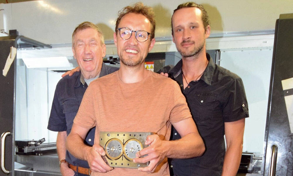 De gauche à droite : Alain Pisteur, Sidney Habegger et Fabrice Butti, et leur moteur rotatif.&nbsp;© D. R.
